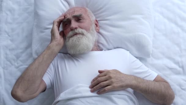 Oudere Man Die Hoofdpijn Heeft Wakker Wordt Ochtend Gezondheidszorg Migraine — Stockvideo