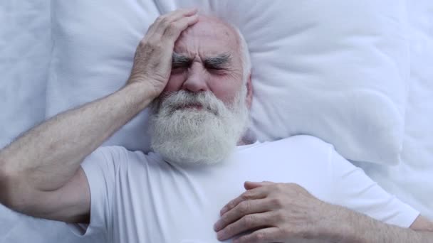 Nemocný Muž Cítí Bolest Hlavy Ráno Probudí Krevní Tlak Kocovina — Stock video