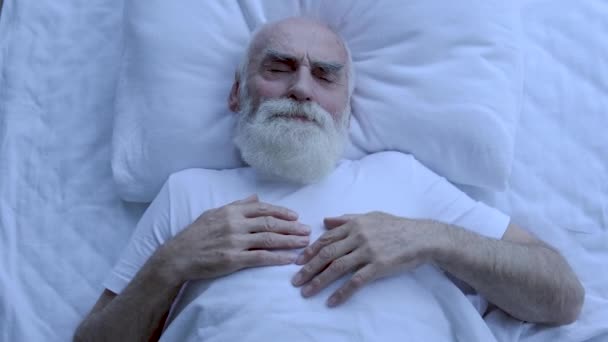 老人は夜に眠りに落ちるしようとすると 不快なマットレス 不眠症 — ストック動画