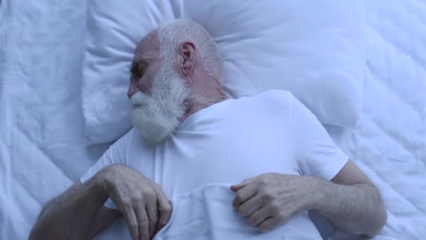 紧张的男人感到不适 睡在硬床垫和枕头上 就寝时间 — 图库视频影像
