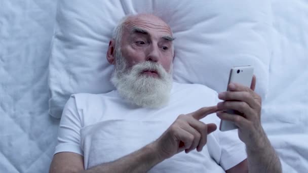 Verrast Grijsharige Man Die Nieuws Leest Smartphone Moderne Technologie Gadget — Stockvideo