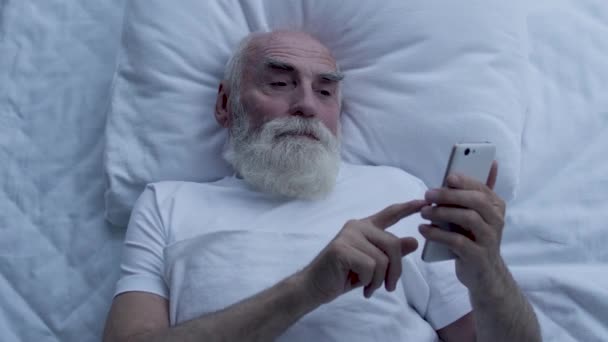 Erstaunte Senioren Lesen Schockierende Informationen Auf Dem Smartphone Und Kaufen — Stockvideo