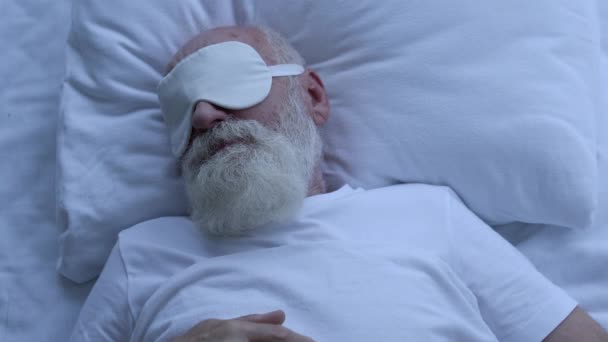 Hombre Canoso Preocupado Usando Máscara Ocular Tratando Dormir Por Noche — Vídeos de Stock
