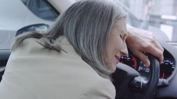 車の中で座って泣いて成熟した不幸な女性 問題から隠れて うつ病 — ストック動画