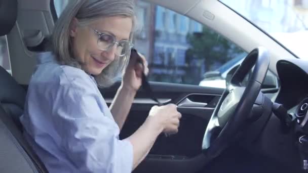 Ευτυχισμένη Ενήλικη Κυρία Μπαίνει Στο Αυτοκίνητο Και Δένει Ζώνη Ασφαλείας — Αρχείο Βίντεο