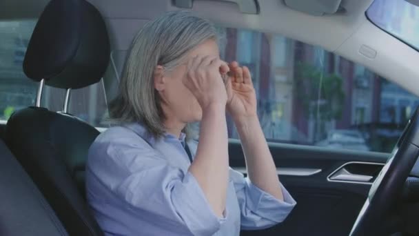 Wyczerpany Biznes Kobieta Cierpi Ból Głowy Siedzi Samochodzie Nerwowy Jazdy — Wideo stockowe