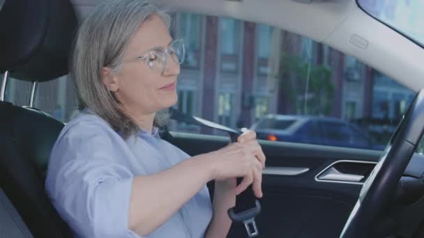 動揺したシニア女性は運転中に問題があります 道路事故 車の問題 — ストック動画