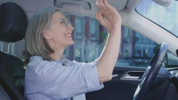 陽気大人の女性は彼女の新しい車のインテリアを楽しんで 自動車サルーンリース — ストック動画