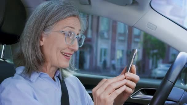 Εξαιρετικά Συναισθηματική Γυναίκα Στοιχημάτων Απευθείας Σύνδεση Κάθεται Στο Αυτοκίνητο Χαίρεται — Αρχείο Βίντεο