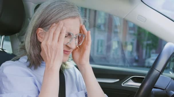 Rijpere Vrouw Stopte Haar Auto Weg Lijdt Vreselijke Hoofdpijn Migraine — Stockvideo