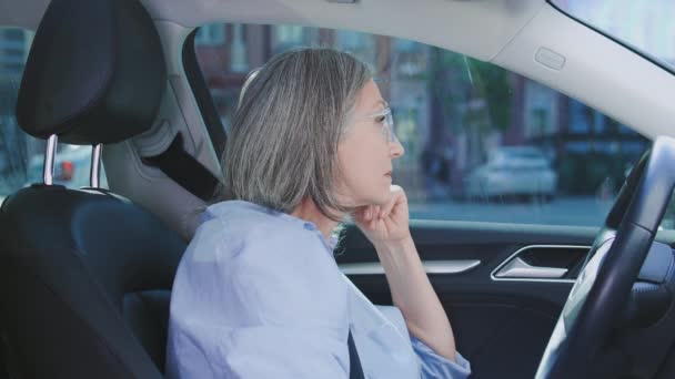 Düşünceli Gri Saçlı Kadın Arabada Oturuyor Erkek Arkadaşını Gözetliyor Haberleri — Stok video