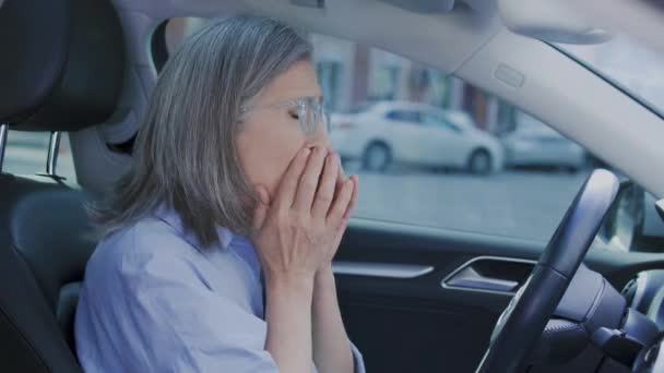 Ηλικιωμένη Γυναίκα Γυαλιά Φτέρνισμα Κάθεται Στο Αυτοκίνητο Πήρε Κρύο Κλιματιστικό — Αρχείο Βίντεο