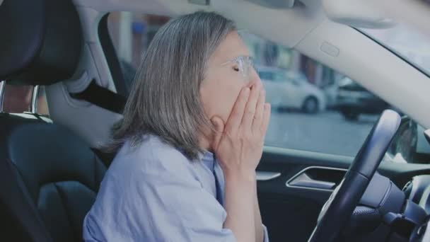 Orta Yaşlı Kadın Sürücü Peçete Koronavirüs Semptomlarıyla Ağzını Kapatıyor — Stok video