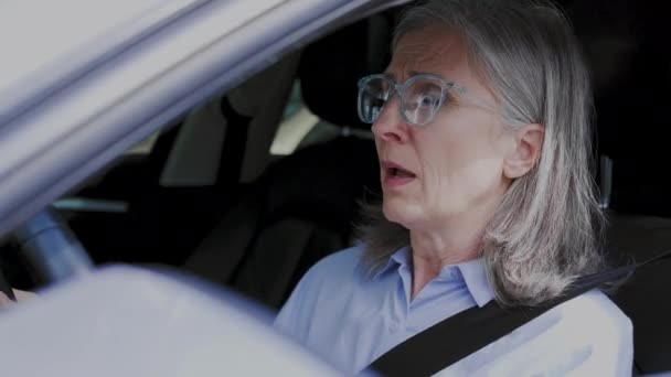戴眼镜的成年女司机打喷嚏 坐在车上 出现过敏或感冒症状 — 图库视频影像