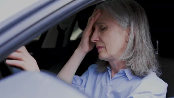 灰色の髪の女性は 頭の痛みを感じ 卒倒のリスクに触れる病気を感じる — ストック動画