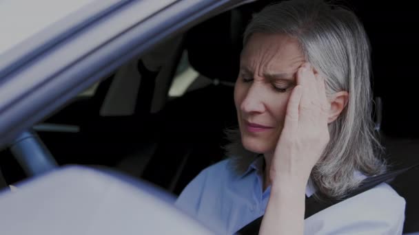 Ηλικιωμένη Γυναίκα Που Αισθάνεται Ζάλη Και Πονοκέφαλο Κάθεται Στο Αυτοκίνητο — Αρχείο Βίντεο