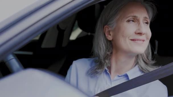 Szczęśliwa Uśmiechnięta Dojrzała Kobieta Wsiadająca Samochodu Gotowa Jazdy Otrzymująca Prawo — Wideo stockowe