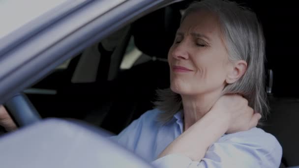 Dojrzała Kobieta Masująca Odrętwiałą Szyję Ramię Napięcie Mięśni Podczas Jazdy — Wideo stockowe