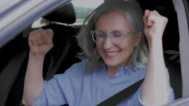 Mujer Mayor Emocionada Celebrando Aprobación Exámenes Recibir Licencia Conducir — Vídeos de Stock