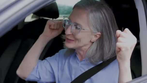 正の大人の女性座っている車のダンスショーはいジェスチャー 新しい仕事を受け — ストック動画