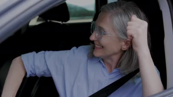 Rendkívül Boldog Idős Hölgy Letétbe Utolsó Része Pénz Vásárolt Autó — Stock videók