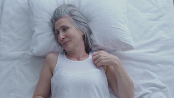 Задоволена Доросла Жінка Сірим Волоссям Прокидається Гарному Настрої Ліжку Вид — стокове відео