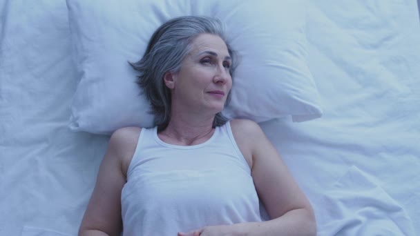 Mujer Adulta Feliz Pensando Día Perfecto Quedarse Dormido Vista Superior — Vídeos de Stock