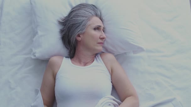 Wanita Dewasa Tanpa Tidur Berbaring Tempat Tidur Memikirkan Masa Depan — Stok Video