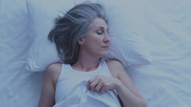 Ώριμη Γυναίκα Κοιμάται Στο Κρεβάτι Της Αφύπνιση Λόγω Του Θορύβου — Αρχείο Βίντεο