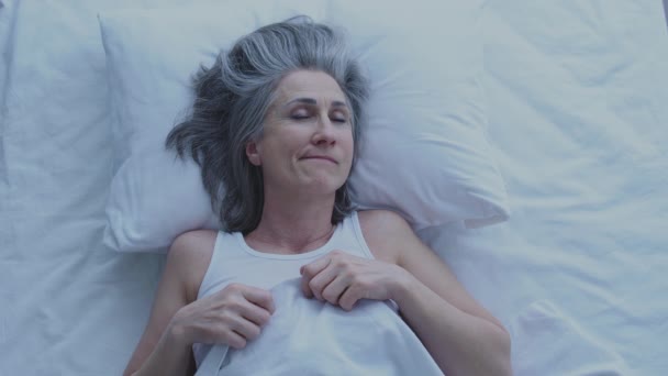 Θλιβερή Δυστυχισμένη Κυρία Δεν Μπορεί Κοιμηθεί Αργά Νύχτα Σκεπτόμενη Και — Αρχείο Βίντεο