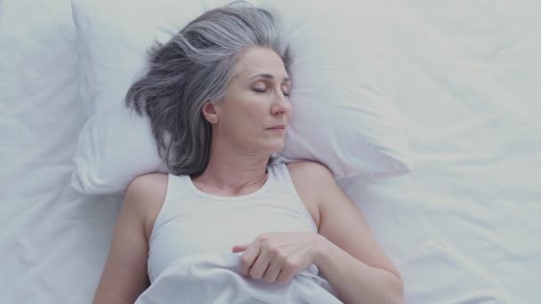 Κοιμισμένη Ηλικιωμένη Γυναίκα Δεν Μπορεί Ξυπνήσει Νωρίς Πρωί Νιώθοντας Παγωμένη — Αρχείο Βίντεο