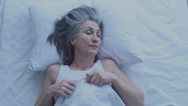 Mujer Madura Pelo Gris Que Cubre Con Manta Quedarse Dormido — Vídeos de Stock