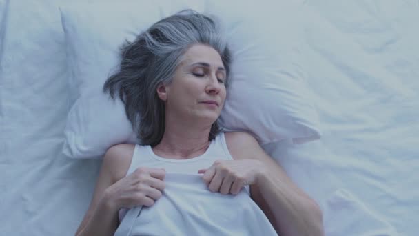 Starsza Pani Siwymi Włosami Śpiąca Przytulnym Łóżku Hotelowym Podróż Służbowa — Wideo stockowe