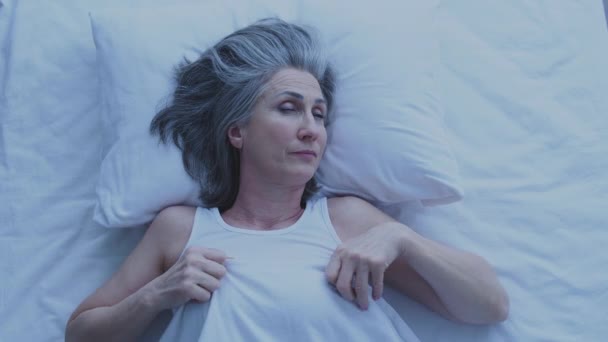 Olgun Gri Saçlı Kadın Battaniyeyle Örtüyor Uykuya Dalıyor — Stok video