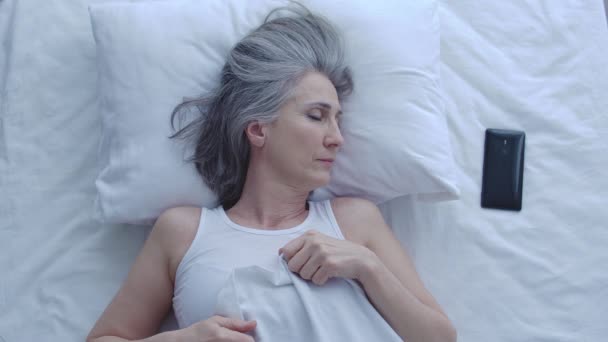 Νυσταγμένη Γυναίκα Που Στριφογυρίζει Στο Κρεβάτι Σκεπάζοντας Κεφάλι Κουβέρτα Δεν — Αρχείο Βίντεο