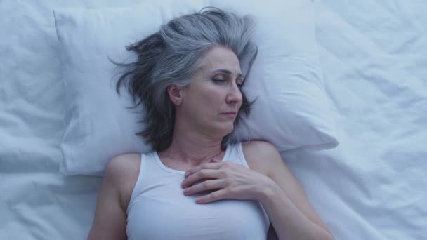 Szomorú Boldogtalan Fekszik Ágyban Álmatlanságban Magányban Szenved Depressziós — Stock videók