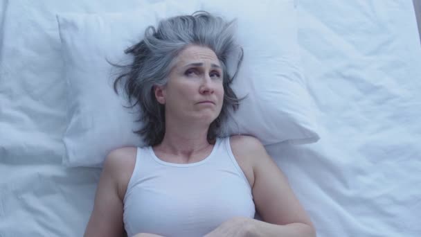 Αναστατωμένη Ώριμη Γυναίκα Που Νιώθει Μοναξιά Ξαπλωμένη Στο Κρεβάτι Της — Αρχείο Βίντεο