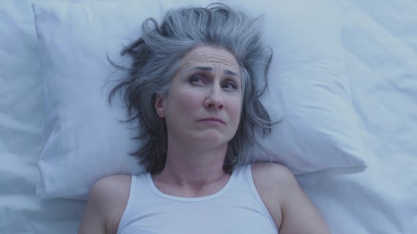 Δυστυχισμένη Άρρωστη Γκρίζα Μαλλιά Γυναίκα Ξαπλωμένη Στο Κρεβάτι Στο Θάλαμο — Αρχείο Βίντεο
