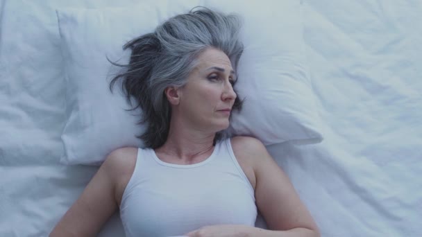 Θλιβερή Καταθλιπτική Ώριμη Γυναίκα Γκρίζα Μαλλιά Που Κοιμάται — Αρχείο Βίντεο