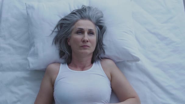 Pensiv Mogen Kvinna Liggande Sängen Tänker Problem Svårt Beslut — Stockvideo