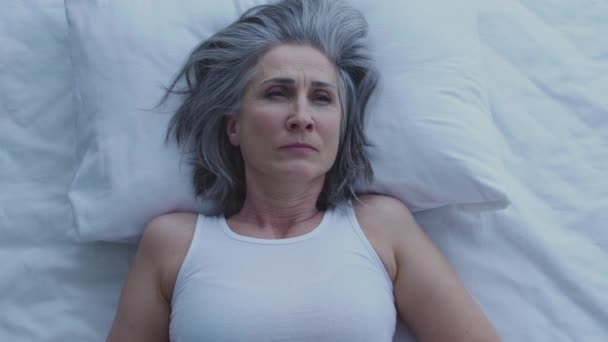 毛布で覆われた悲しい女性は 夜に眠ろうとストレスの症状 — ストック動画