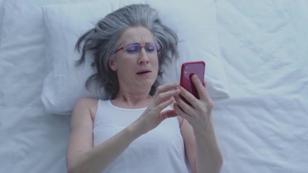 Gözlüklü Yorgun Kadını Geceleri Esniyor Akıllı Telefon Üzerinde Çalışıyor — Stok video