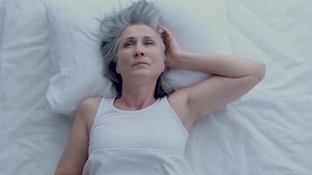 思考の女性はベッドに横たわって 困難な決定は 夜に否定的な考え — ストック動画