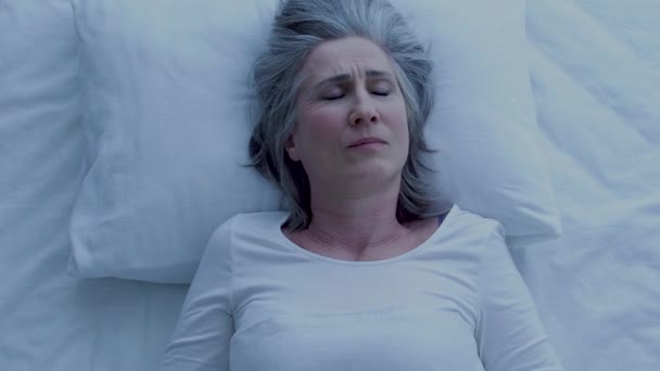 Gestresst Mooi Vrouwelijk Gevoel Hoofdpijn Liggend Bed Slaapprobleem Ongemak — Stockvideo