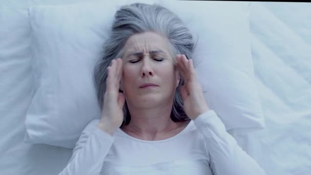 Atrakcyjna Kobieta Cierpiąca Hałas Ból Głowy Bezsenną Noc Stres — Wideo stockowe