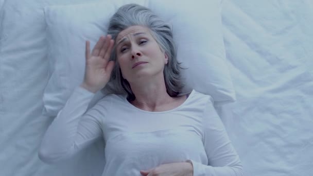 夜の片頭痛 睡眠障害 健康管理 ストレスに苦しむ病気の女性 — ストック動画
