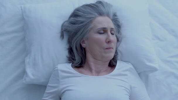 Mulher Nervosa Sentindo Desconforto Dormindo Colchão Duro Travesseiro Hora Dormir — Vídeo de Stock