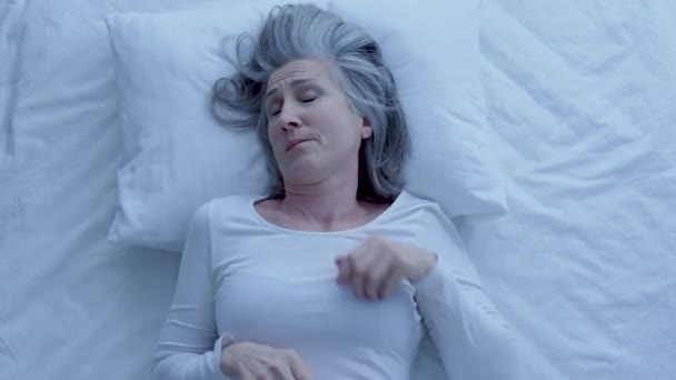 Gereizte Weibliche Decke Schlafen Auf Harten Matratzen Unwohlsein — Stockvideo