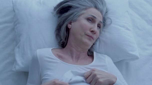 美しい女性は ハード枕の上に横たわる 身体的な不快感 不眠症 — ストック動画
