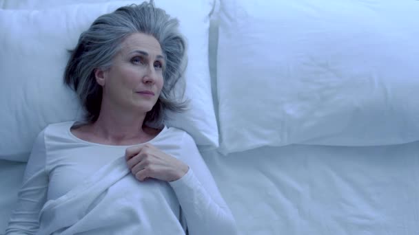 孤独成熟的女性 晚上在床上思考 梦见伴侣 — 图库视频影像